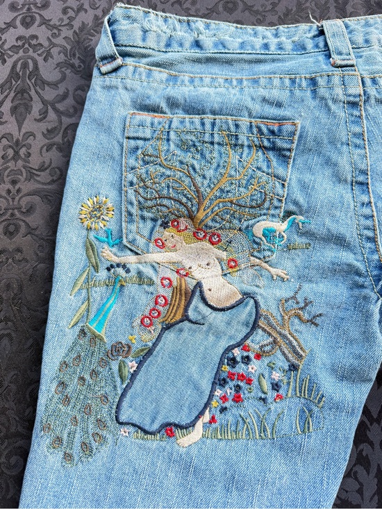 True Religion Denim - True Religion BOBBY limited embroidered jeans
Size 30 inseam 31”